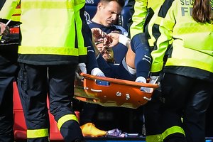 Įspūdingą PSG pergalę aptemdė Neymaro patirta trauma: iš stadiono išnešė neštuvais