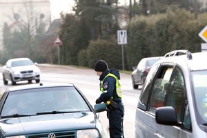 Pareigūnai sučiupo net dvigubai leistiną greitį viršijusį vairuotoją – teisinosi skubėjęs į oro uostą