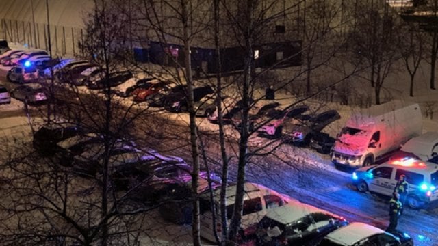 Į Vilniaus daugiabučio kiemą skubėjo gelbėtojai: automobilyje pareigūnai rado granatos muliažą