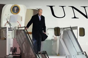 JAV prezidento J. Bideno lėktuvas nusileido Varšuvoje: susitiks su Lenkijos, Lietuvos ir kitų šalių lyderiais