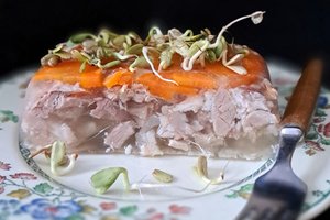 Kelios gudrybės, kaip virti naminę šaltieną, kad būtų skaidri, standi, soti ir gardi