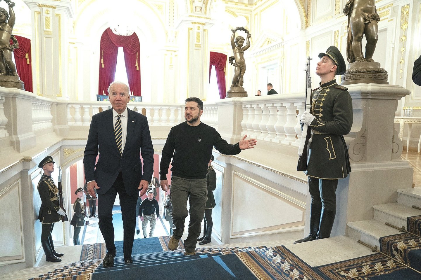 Į Kijevą atvykęs J.Bidenas susitiko su V.Zelenskiu ir pažadėjo papildomos paramos Ukrainai.<br>AP/„Scanpix“ nuotr.