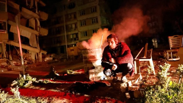 Turkiją supurtė naujas žemės drebėjimas: po griuvėsiais ieškoma įstrigusių žmonių