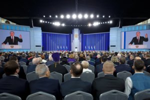 V. Putino metiniame pranešime – sankcijų poveikio neigimas ir įrodymas, kad Rusija trauktis nežada