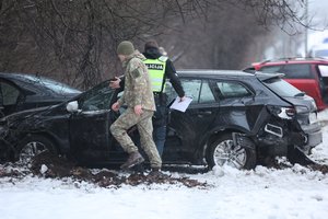 Pernai Lietuvoje gerokai sumažėjo žūčių keliuose, tačiau saugiausi keliai ne čia − išsiskiria dvi šalys