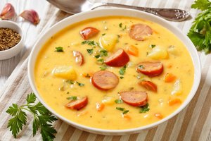 Vokiška bulvienė su dešrelėmis: patiekalas, kuriuo pasisotins visa šeima