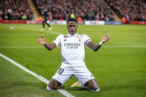 Madrido „Real“ įspūdingą pergalę Liverpulyje skyrė mirusiam legendiniam žaidėjui: žaidė su gedulo raiščiais