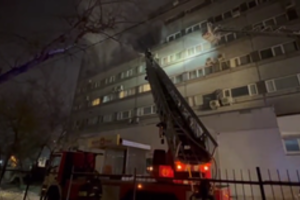 Maskvoje užsidegus viešbučiui žuvo 7 žmonės: važiuodamas į gaisro vietą į avariją pateko aukšto rango pareigūnas