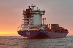 Baltijos jūroje užsidegė iš Klaipėdos į Rygą pavojingą krovinį gabenantis laivas