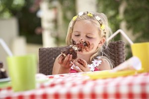 Ar tikrai dėl cukraus vaikai tampa hiperaktyvūs? Štai ką sako mokslas