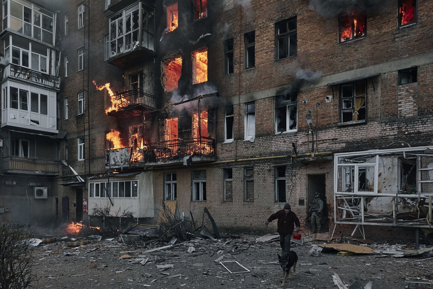  A local resident leaves his home after Russian shelling destroyed an apartment house in Bakhmut, Donetsk region, Ukraine, Wednesday, Dec. 7, 2022. Since October, Moscow has particularly focused on pummeling energy facilities and other key infrastructure with missile and drone strikes in an apparent hope of breaking the will of the Ukrainians and forcing Kyiv to negotiate on Russia s terms.<br> AP / Scanpix