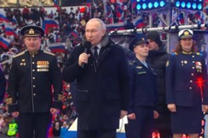 V. Putinas pasirodė sausakimšame Maskvos Lužnikų stadione: bando į karą įtraukti visą Rusijos visuomenę