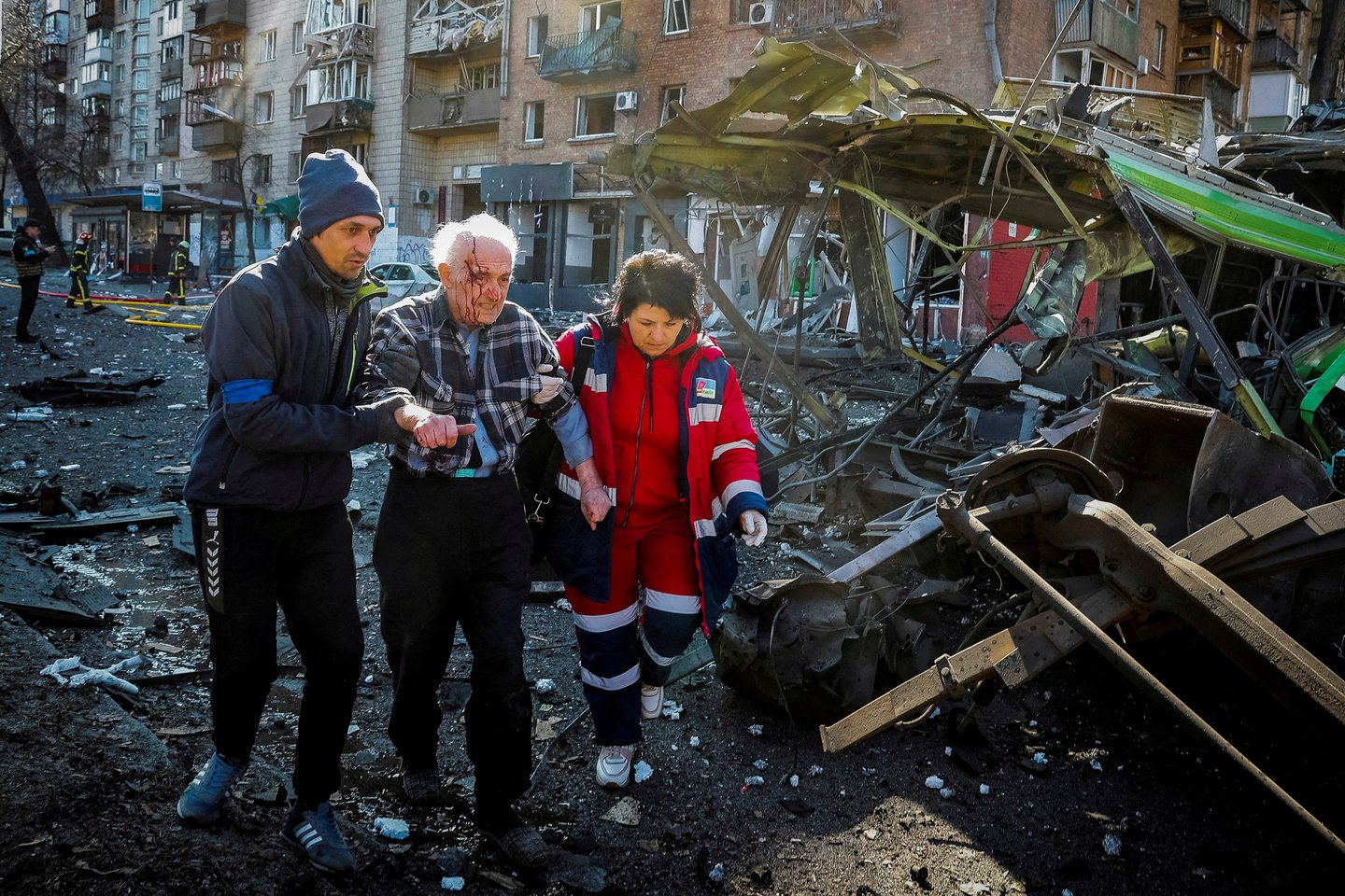 People and medics help a wounded resident off a house destroyed by shelling, as Russia s attack on Ukraine continues, in Kyiv, Ukraine, March 14, 2022.     <br> Reuters / Scanpix