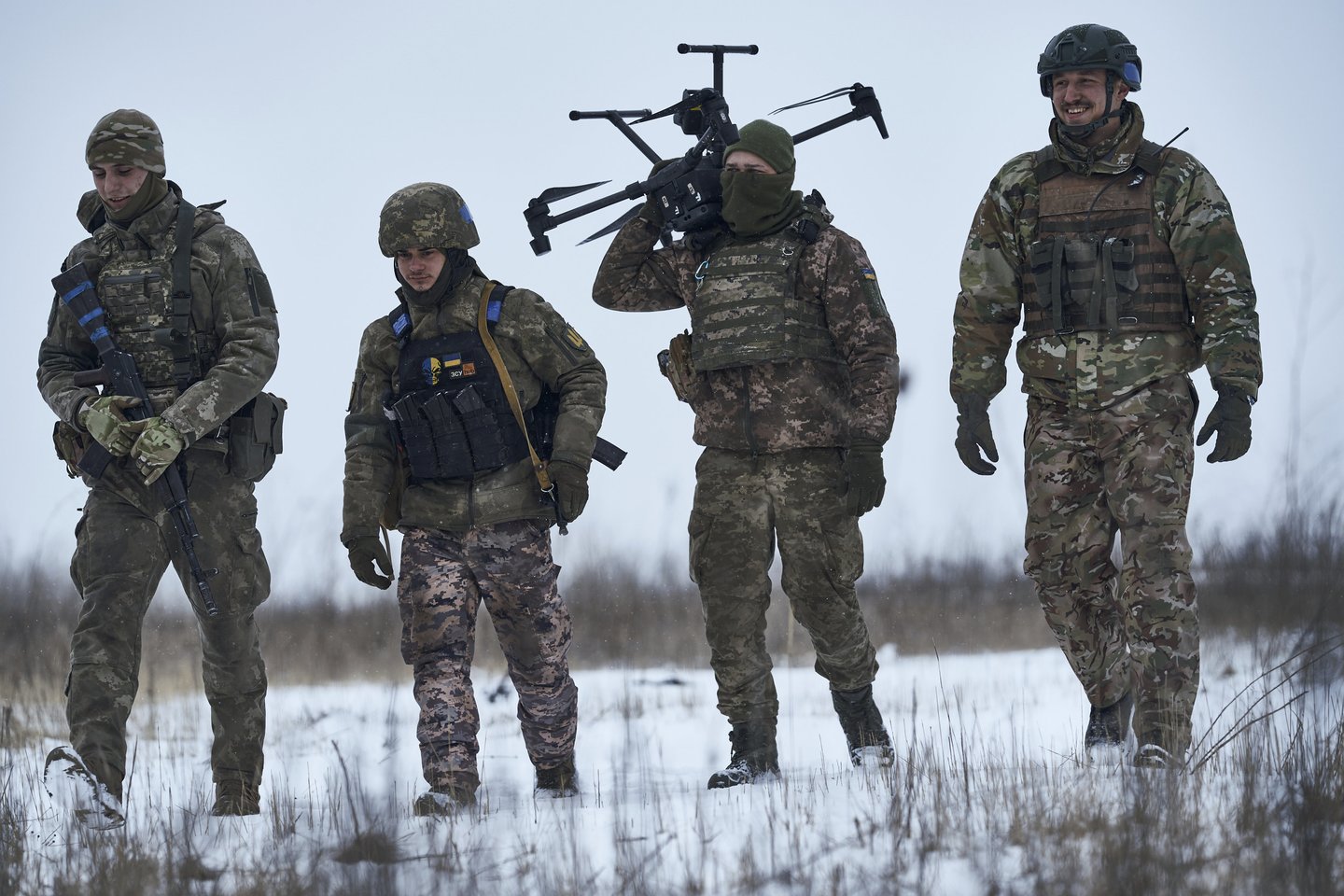  Ukrainian soldiers carry a drone close to the frontline near Avdiivka, Donetsk region, Ukraine, Friday, Feb. 17, 2023. <br> AP / Scanpix