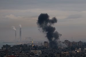 Izraelis po raketų atakų surengė oro antskrydžius virš Gazos Ruožo