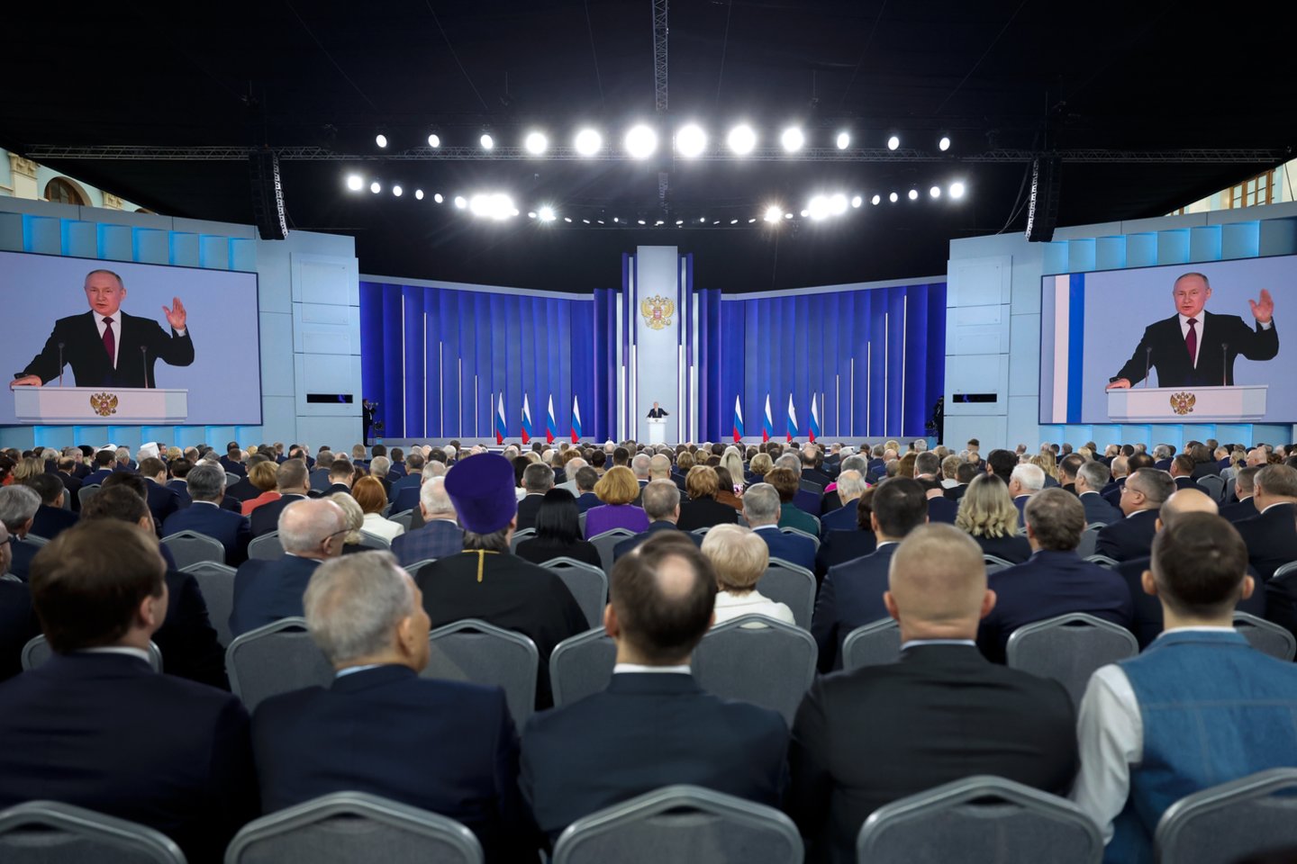 V. Putinas skaito metinį pranešimą.<br>AP/Scanpix nuotr.