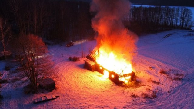 Utenos r. kilo gaisras: išdegusio namo viduje rastas vyro kūnas