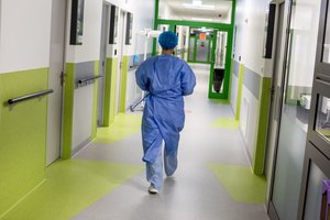 Santaros klinikose – COVID-19 protrūkis: uždaryti 2 skyriai, mažinama išorės įtaka