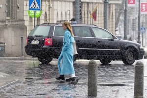 Kelininkai informuoja: naktį eismo sąlygas sunkins krituliai, vietomis plikledis