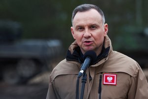 Pasienyje su Baltarusija ir Rusija Lenkija stato prieštankines užtvaras