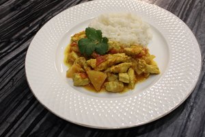 Vištiena su kariu ir ananasais patiks net išrankiausiems: išbandykite receptą