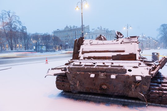  Sunaikintas rusų tankas T-72B.<br> T.Bauro nuotr.