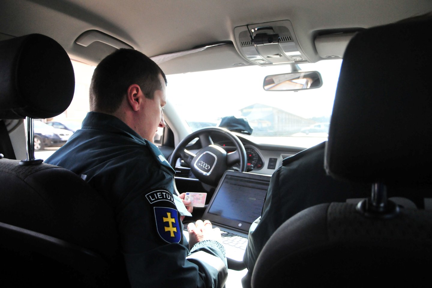 Vien per pusdienį patruliai sugavo ir surašė administracinio nusižengimo protokolus ne vienam vairuotojui.<br>A.Vaitkevičiaus nuotr.