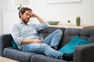 Atsakė, kas vyksta organizme pagirias malšinant alkoholiu: dažnas apie tai nesusimąsto