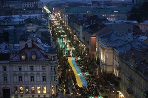 Tarsi vienas kumštis: Vilnių nudažiusioje eisenoje – įspūdingo ilgio Ukrainos ir Lietuvos vėliavos bei žinutės V. Putinui