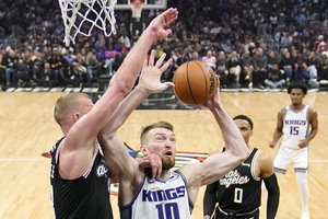 Beprotiškoje dviejų pratęsimų ir 351 taško pasiutpolkėje Domantas Sabonis mačo nebaigė dėl pražangų