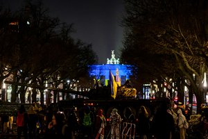 Pasaulio miestai nušvito mėlyna ir geltona spalvomis, gatvės drebėjo nuo protestų prieš Rusijos karą