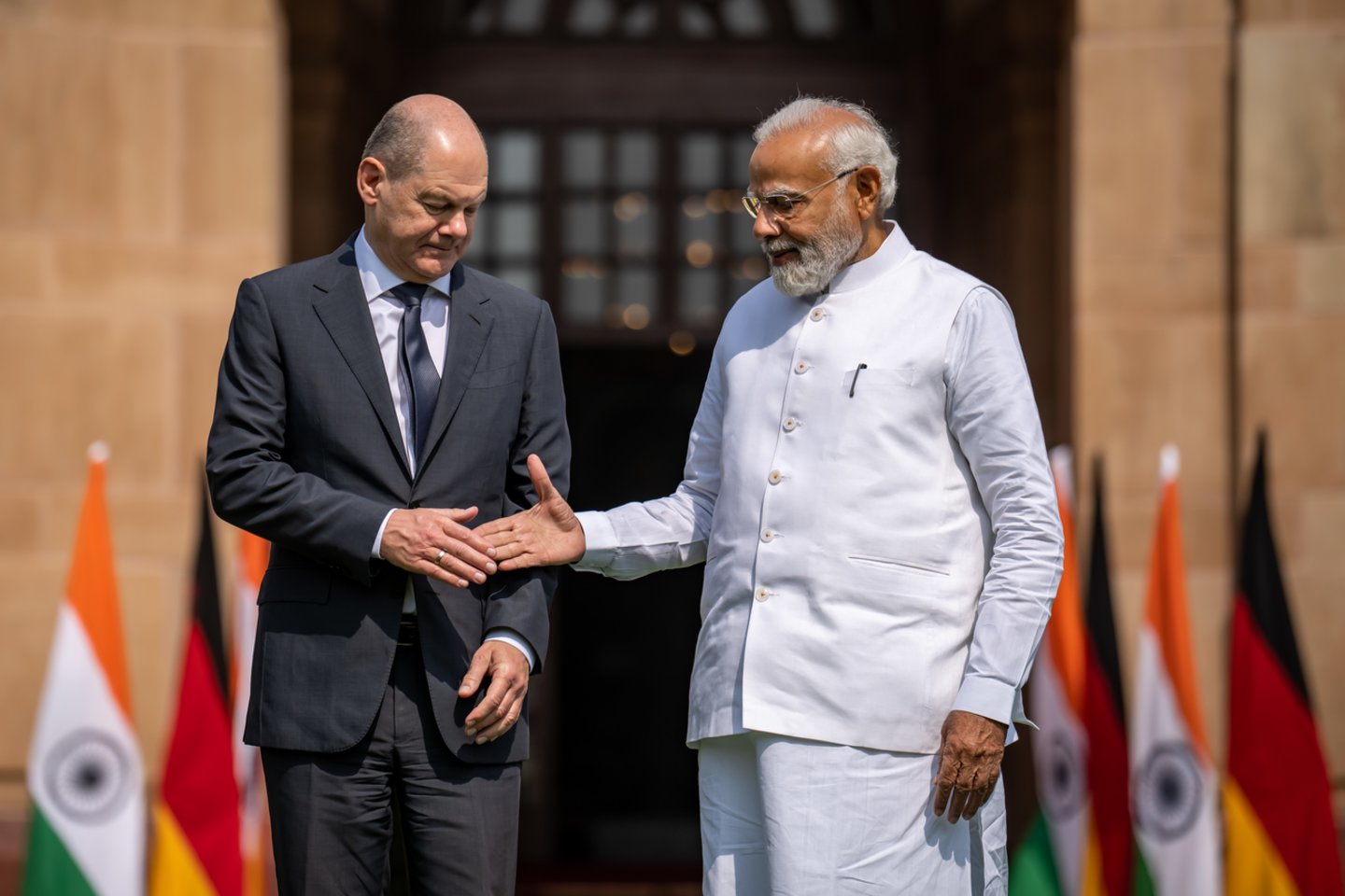 Vokietijos kancleris Olafas Scholzas atvyko dviejų dienų vizito į Indiją. Šeštadienio rytą sostinėje Naujajame Delyje jį pasitiko ministras pirmininkas Narendra Modi.<br>dpa/Scanpix nuotr.