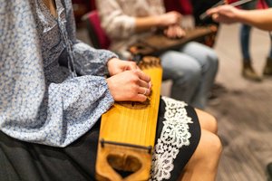 Vilniaus universiteto folkloro ansamblis „Ratilio“ išleido solinių dainų rinktinę