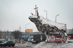 Naujoji skulptūra Kaune sukėlė pasipiktinimų bangą: kritikuojama pastatymo data ir panašumas į Rusijos projektą