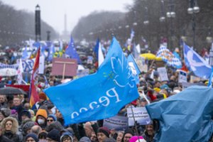 Berlyne kairieji surengė demonstraciją: reikalauja greičiau pradėti derybas dėl taikos