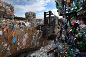 Siūloma plastiko taršos mokestį perleisti pakuočių gamintojams: tikisi proveržio pakuočių perdirbime