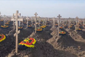 Užverbuoti kaliniai Ukrainoje krenta kaip lapai: „Wagner“ samdinių kapinės kasdien plečiasi