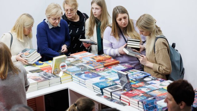 Praūžė kasmetinė Vilniaus knygų mugė: lankytojų kainos neišgąsdino, o vieno rašytojo knyga dingo akimirksniu