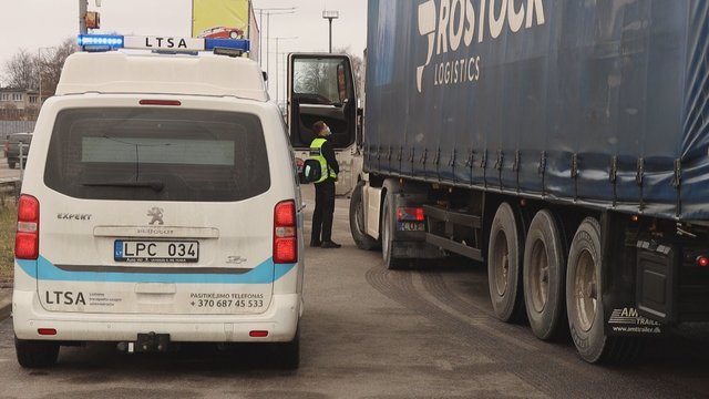 Kilus sujudimui dėl baltarusiškų trąšų gabenimo padaugėjo sunkvežimių iš Azijos: apyvarta kelia įtarimų