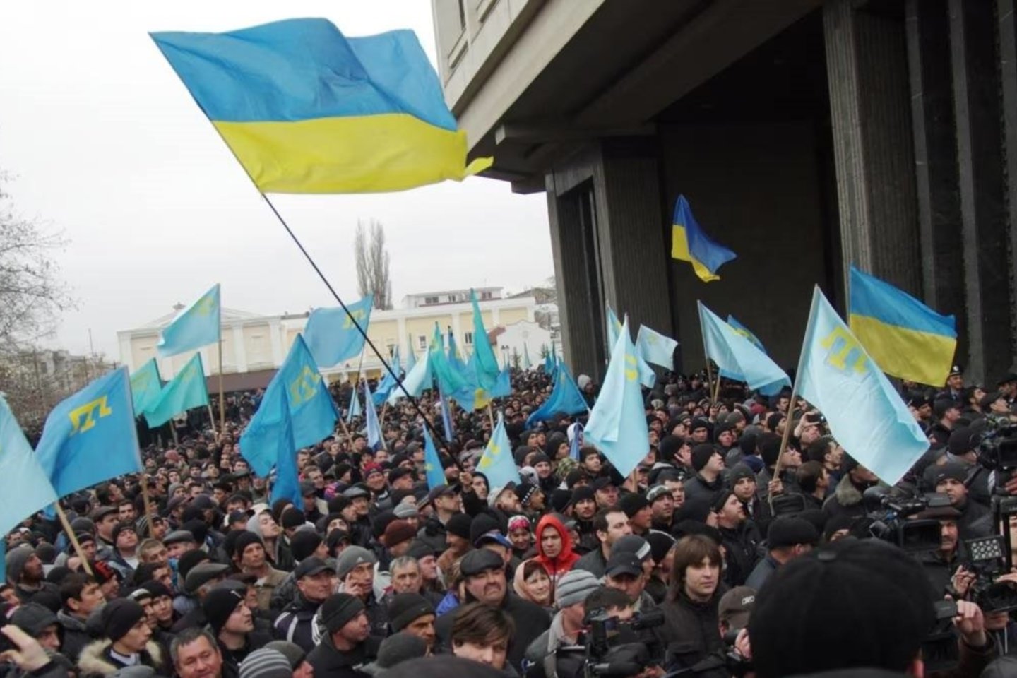 2014 metų vasario 26 dieną Krymo totorių liaudies medžliso raginimu tūkstančiai Krymo totorių, ukrainiečių ir kitų tautybių atstovų susirinko prie Krymo Autonominės Respublikos Aukščiausiosios Rados, kad pasipriešintų Rusijos okupacijai ir paskelbtų Ukrainos vientisumą.<br>„Telegram“ nuotr.