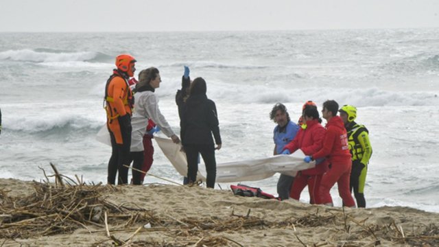 Italijos krantuose – baisi nelaimė: nuskendus migrantų valčiai ištraukti mažiausiai 45 kūnai