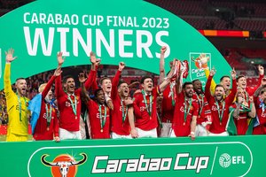 „Manchester United“ sunkmetis baigėsi: olando vedami iškovojo pirmąjį trofėjų per 6 metus