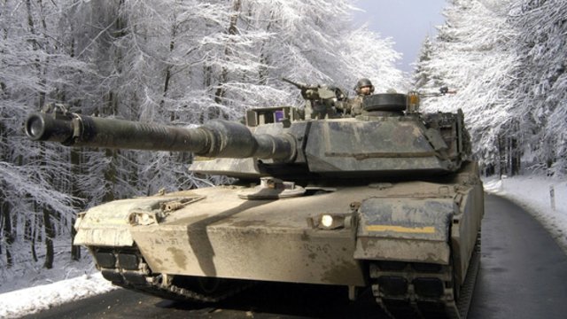 Baltieji rūmai: J. Bidenas tankus „Abrams“ sutiko perduoti tik spaudžiamas Vokietijos