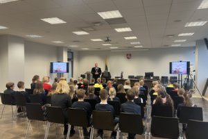 Kauno apygardos teisme – moksleivių ekskursija: sužinojo įdomių faktų apie teismo darbą