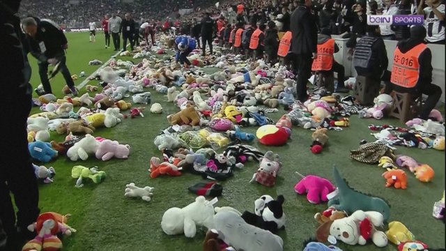 Futbolo sirgalių poelgis sužavėjo tūkstančius: stadione – Turkijos vaikams skirtas žaislų lietus