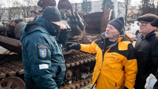 Policija praneša apie muštynes šalia rusų tanko: į atlapus vienas kitam kibo dėl padėtų gėlių