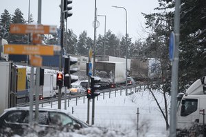 Pasienyje patikrinta 110 trečiųjų šalių vilkikų – dalis grąžinti į Lenkiją