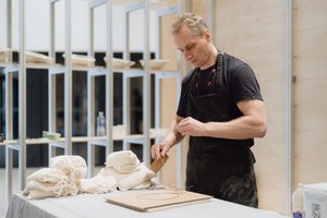 Žilvinas Kempinas sukūrė meno garsenybių gipso kaukių galeriją: prie idėjos grįžo po beveik 30 metų