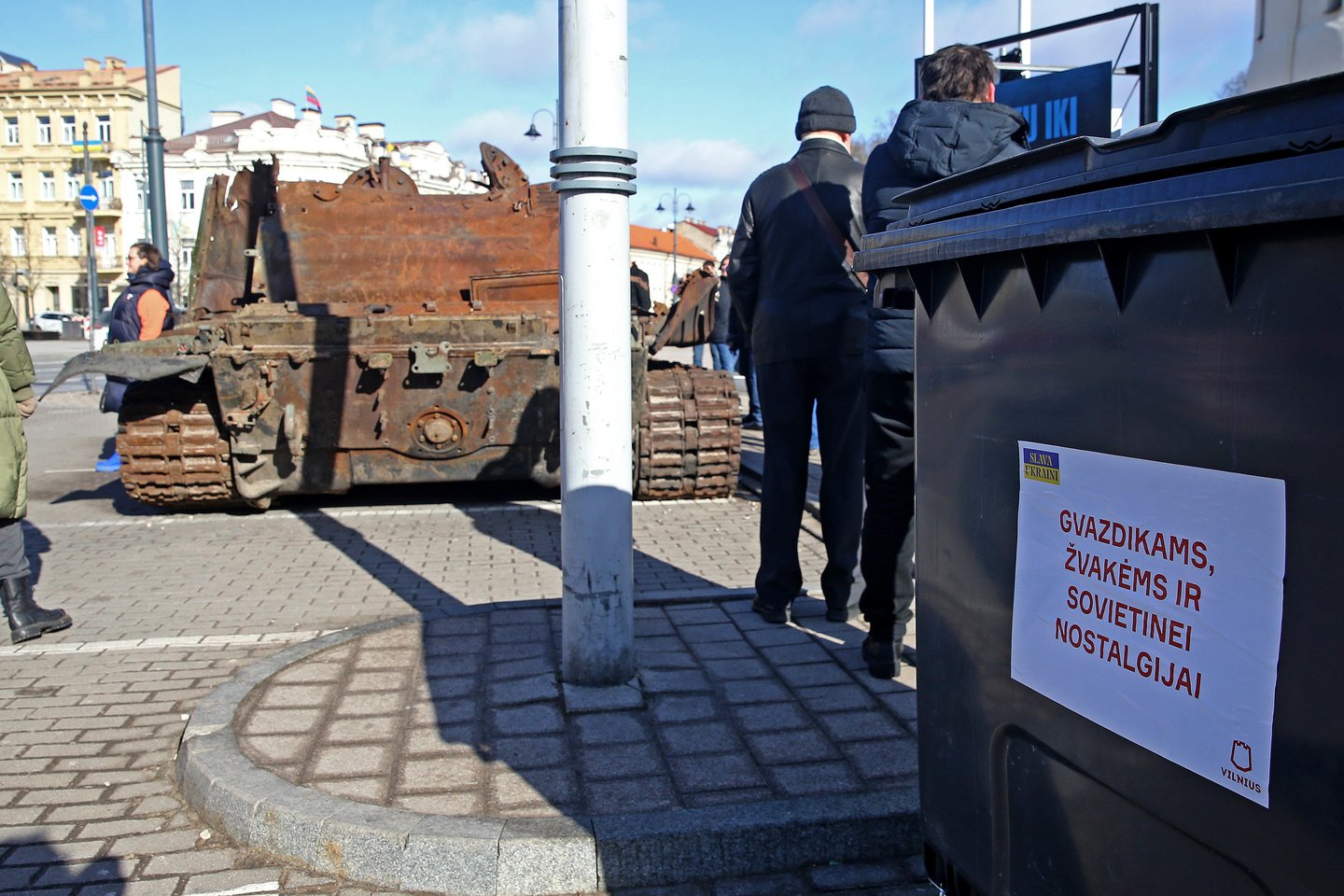 Antradienį šalia rusų tanko buvo pastatytas ir atliekų konteineris.<br>R.Danisevičiaus nuotr.
