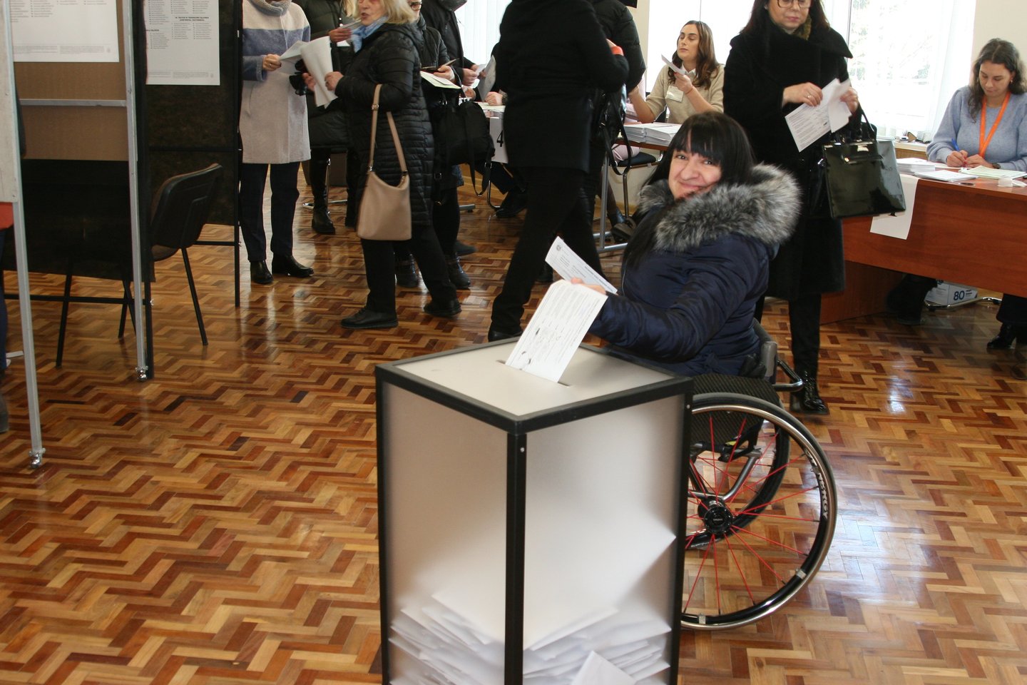 Pirmąją išankstinio balsavimo dieną iki pietų savo valią pareiškė beveik 400 marijampoliečių.<br>L.Juodzevičienės nuotr.